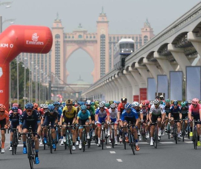 El UAE Tour 2019 a su paso por La Palmera de Dubai.