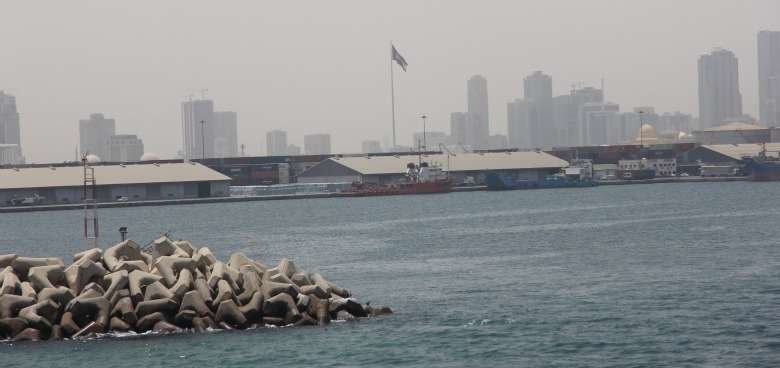 Un ferry iraní se aproxima al puerto de Sharjah. (EL CORREO)