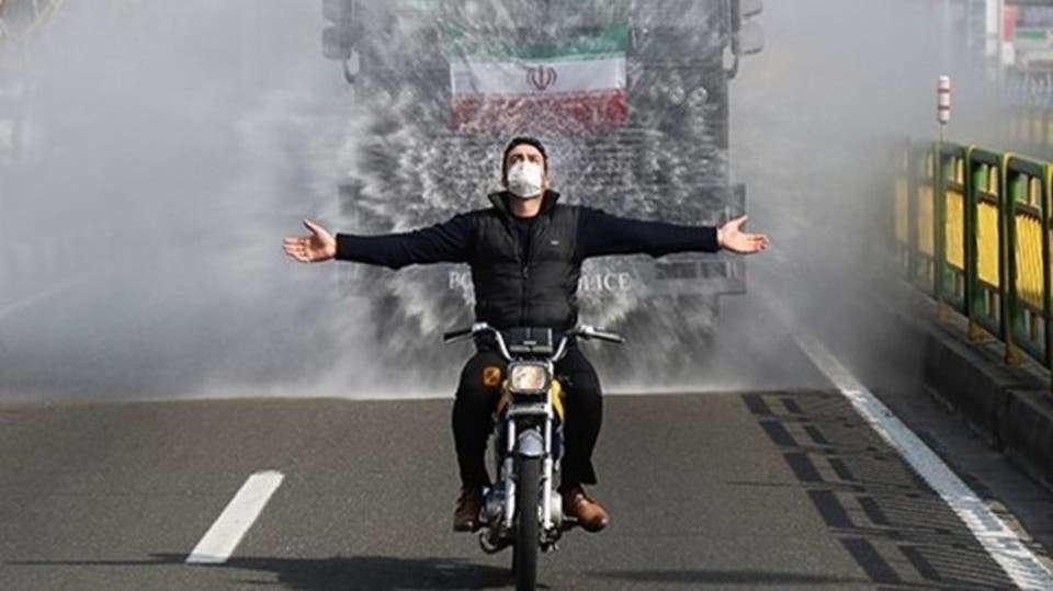 Un camión de la Guardia Revolucionaria rocía desinfectante en Teherán la capital de Irán.