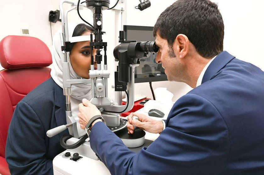 El doctor Morcillo atiende a una paciente en Moorfields Eye Hospital de Dubai. (EL CORREO)