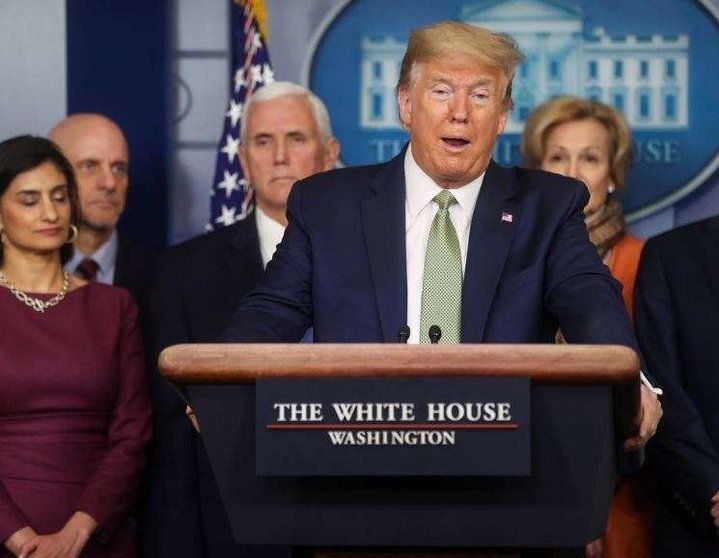 El presidente de los Estados Unidos, Donald Trump, acompañado por miembros del grupo de trabajo del coronavirus en la Casa Blanca. (REUTERS / Jonathan Ernst)