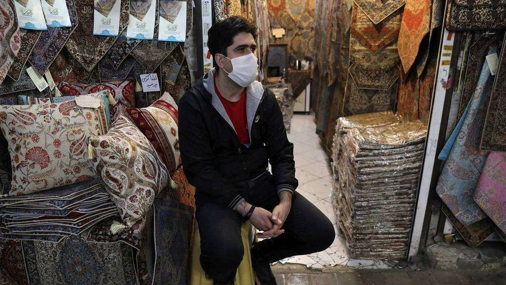 En la imagen AP, un comerciante en el Gran Bazar de Teherán, capital de Irán.