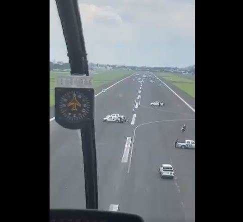 Captura del vídeo tomado desde la cabina del avión de Iberia al intentar tomar tierra en Guayaquil. (Twitter)