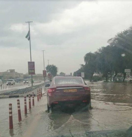 Una carretera de Emiratos inundada por las lluvias. (EL CORREO)