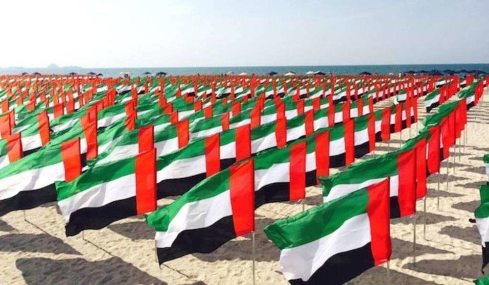 Banderas de Emiratos Árabes en la Kite Beach en Dubai. (Fuente externa)