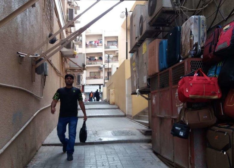 Un residente en una calle de Deira en Dubai, (EL CORREO)