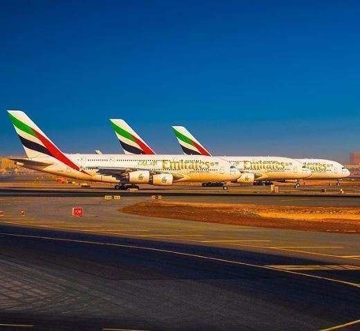 Aviones de Emirates Airline en el aeropuerto DXB.