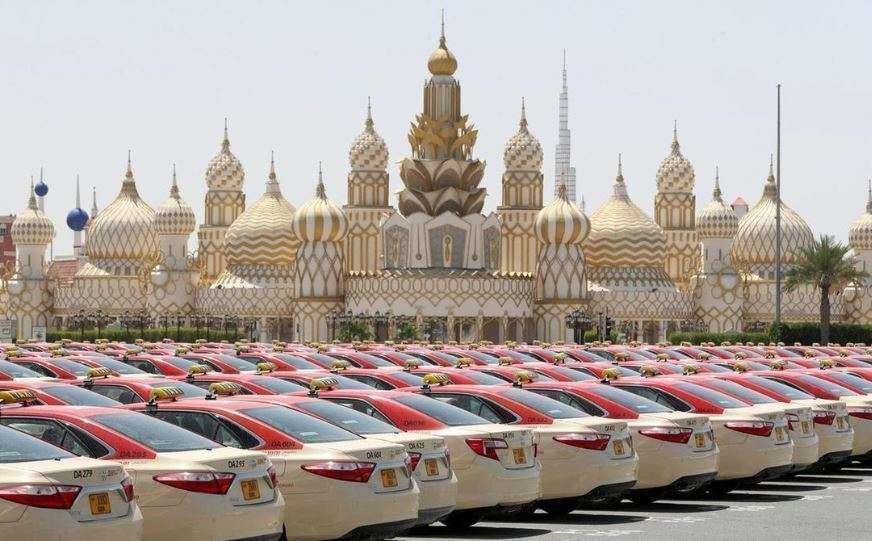 en la imagen de The National, taxis aparcados en una entrada del Global Village de Dubai.