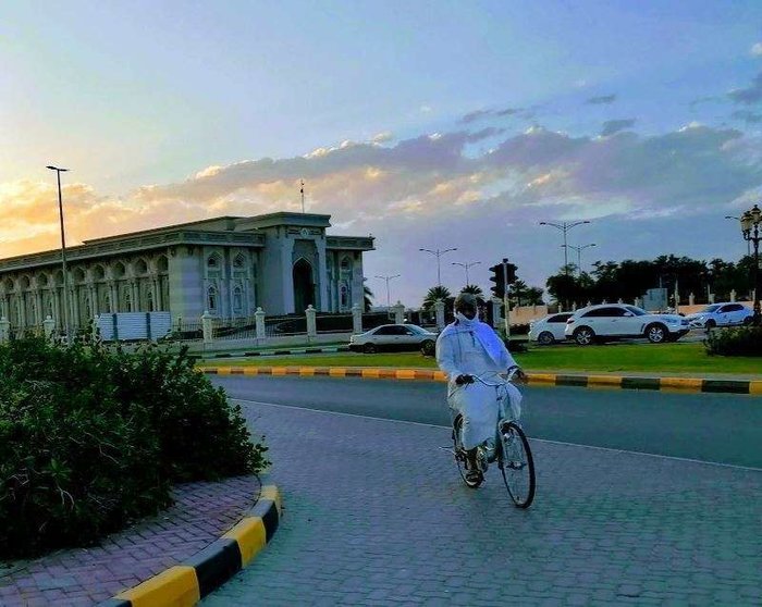 Un ciclista en el emirato de Sharjah. (EL CORREO)