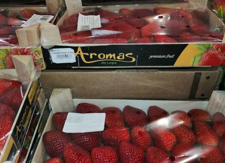 Fresas de Huelva en un supermercado de Emiratos Árabes. (EL CORREO)