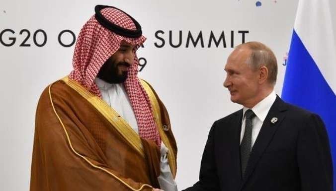 El príncipe heredero de Arabia Saudita junto al presidente de Rusia. (SPA)