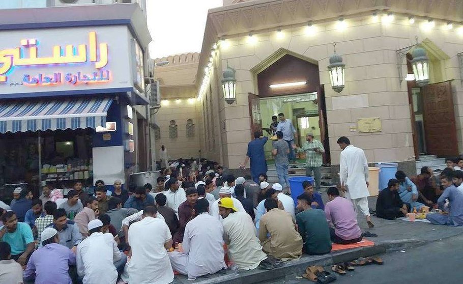Trabajadores durante un Iftar en Dubai. (EL CORREO)