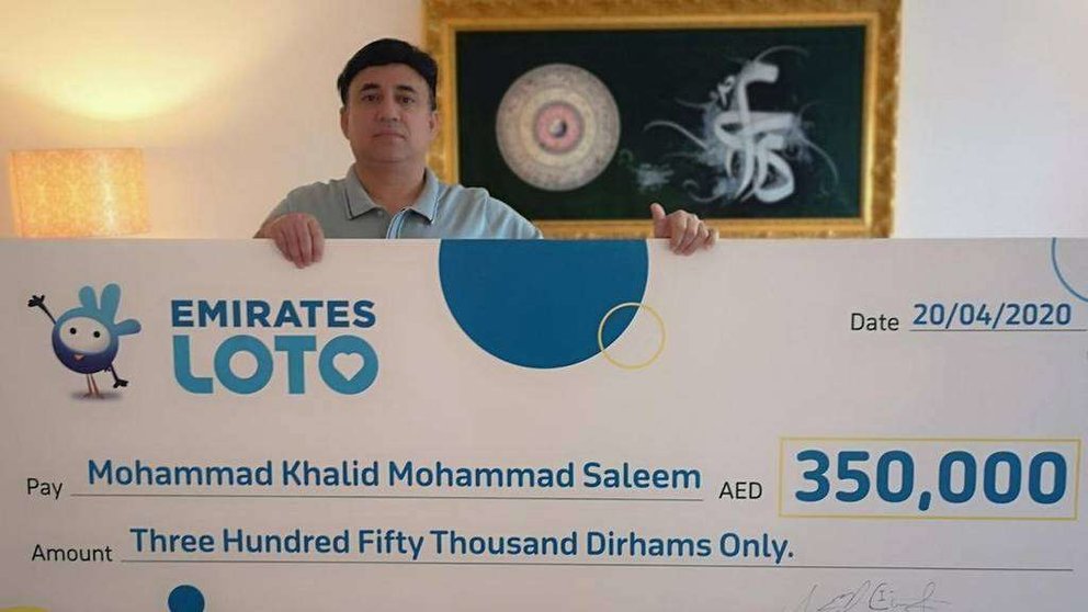 Emirates Loto difundió la imagen de Mohammed Khalid con su cheque  de 350.000 dirhams. 