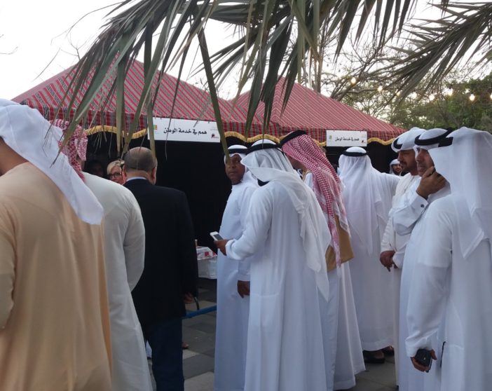 Un grupo de emiratíes ante un majilis. (EL CORREO)