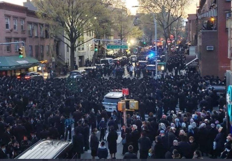Una imagen de Twitter del funeral del rabino en Nueva York.