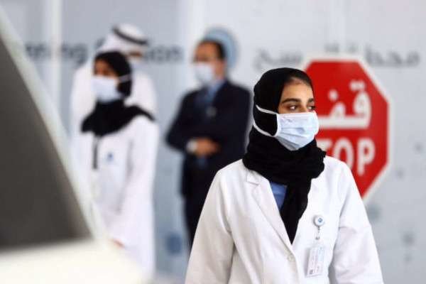Personal sanitario en el Golfo Arábigo. (WAM)