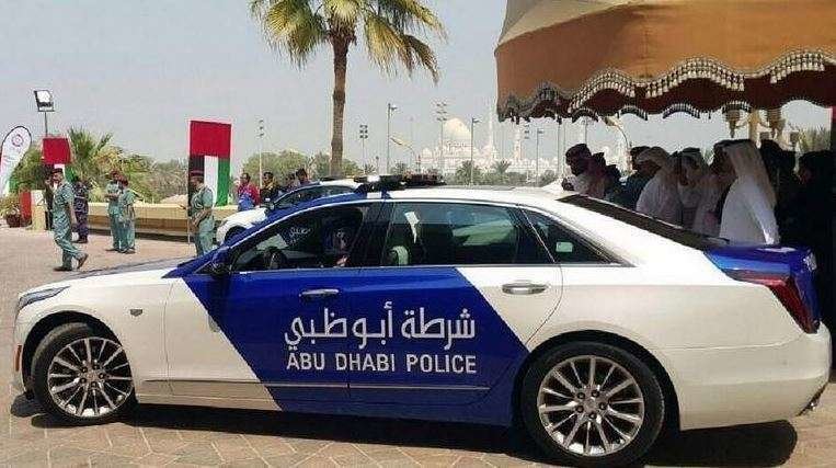 Un coche patrulla de la Policía de Abu Dhabi.