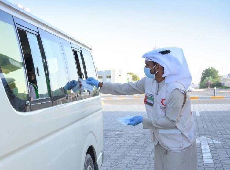 Entrega de mascarillas faciales en Emiratos Árabes Unidos. (WAM)