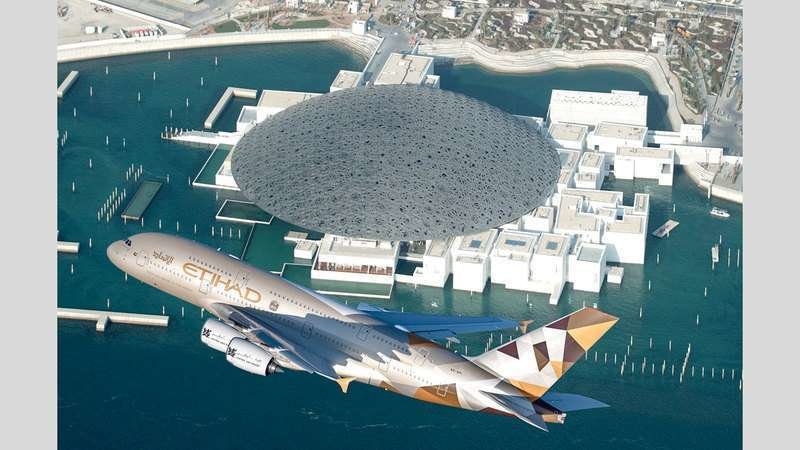 Avión de Etihad sobrevuela el Louvre de Abu Dhabi.