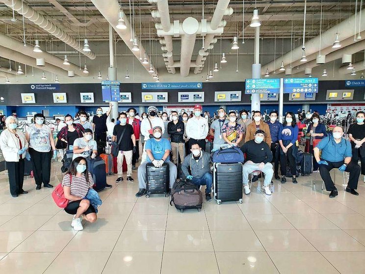 El grupo de repatriados a Perú, en la mañana de este domingo momentos antes de partir rumbo a Lima desde el Aeropuerto Internacional de Dubai. (EL CORREO)