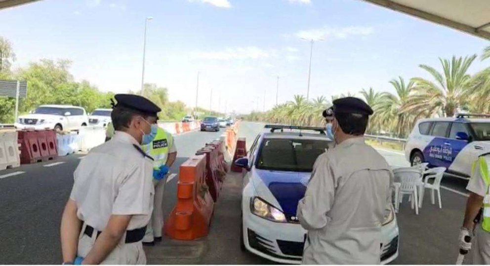 La policía solicitó a los automovilistas permiso electrónico antes de viajar entre Abu Dhabi y otras ciudades.