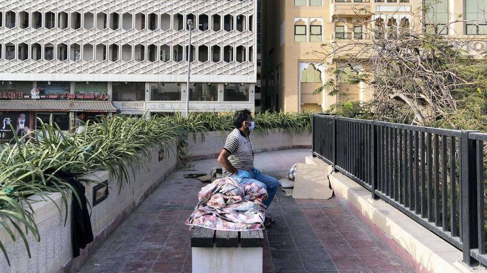 En la imagen del diario The National, personas sin hogar en un parque de Dubai.