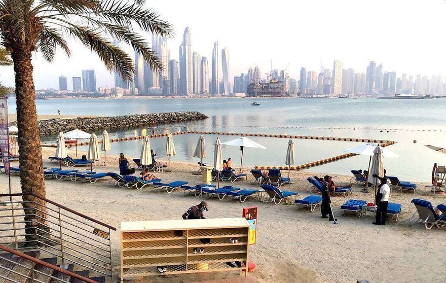 Perspectiva de una playa en la zona de La Palmera en Dubai. (EL CORREO)