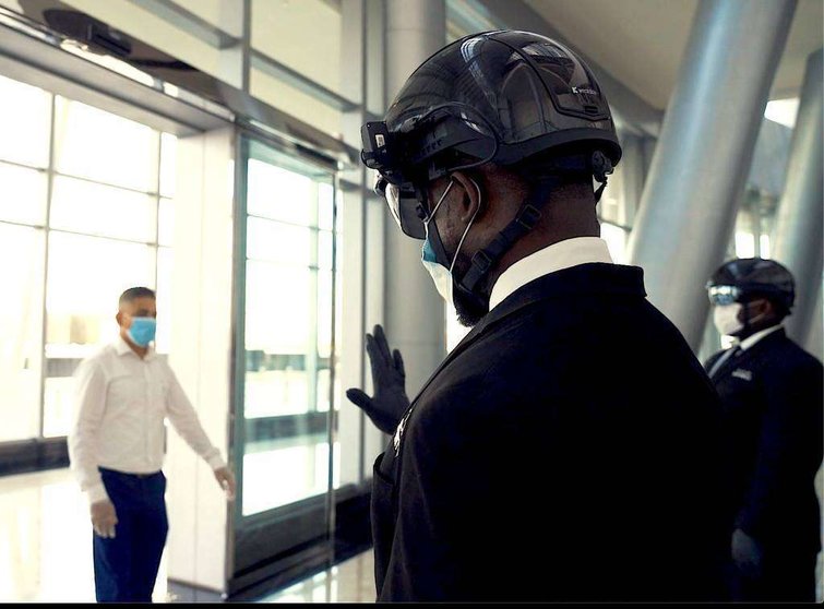 Los cascos inteligentes en el aeropuerto de Dubai. (WAM)