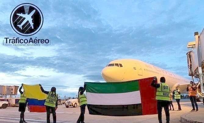 Las banderas a pie de pista de Colombia y Emiratos Árabes reciben al avión de Etihad a su llegada a Bogotá. (Tráfico Aéreo)