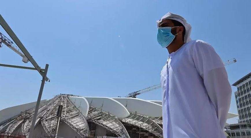 Un hombre con mascarilla en la sede de la Expo 2020 Dubai. (AFP)