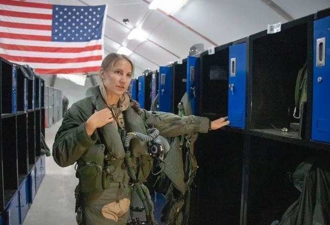 En la foto de la Fuerza Aérea de EEUU, la capitana Emily Thompson.