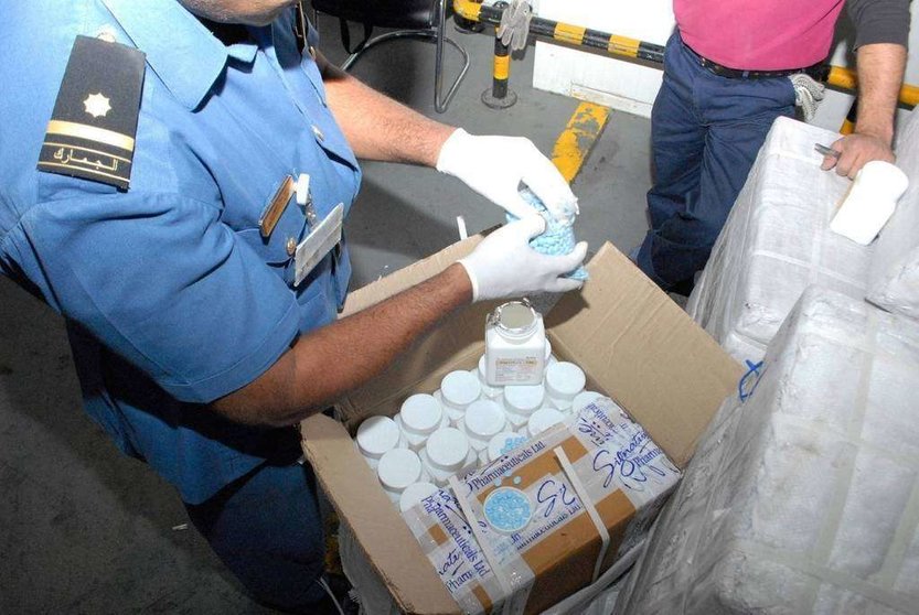Un policía muestra algunas drogas confiscadas. (WAM)