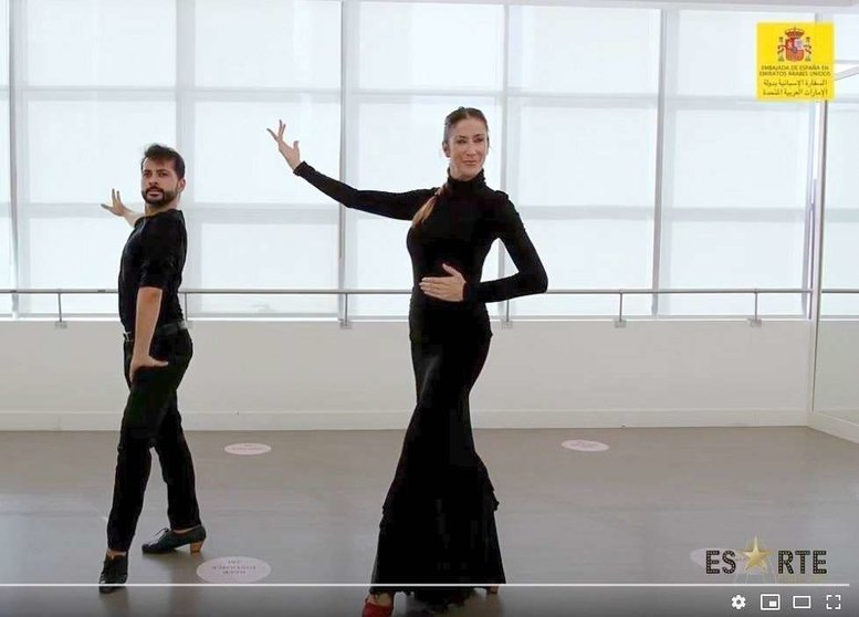 Raquel Reina y Fernando López, durante el desarrollo del curso intensivo de flamenco en Emiratos Árabes. (Youtube)