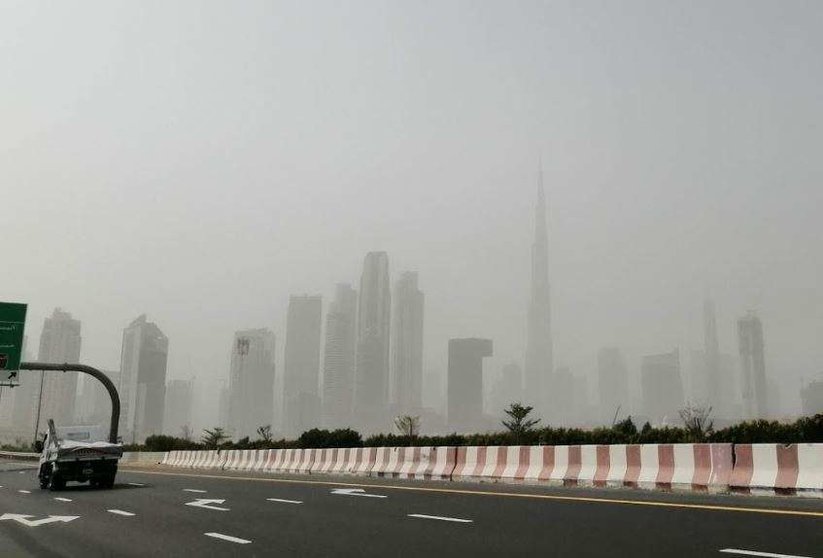 El centro de Dubai durante una jornada polvorienta. (EL CORREO)