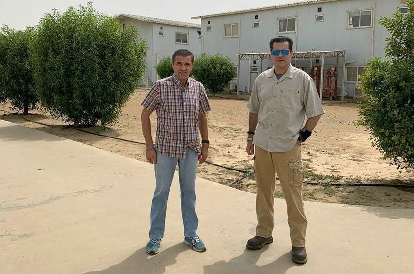 José Moya -izquierda- y Javier Sáez, en el campamento de Jazam, situado en una zona remota y desértica de Arabia Saudita. (EL CORREO)