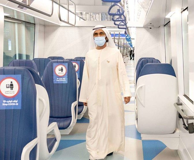 El gobernante de Dubai en la nueva estación de Metro. (Dubai Media Office)