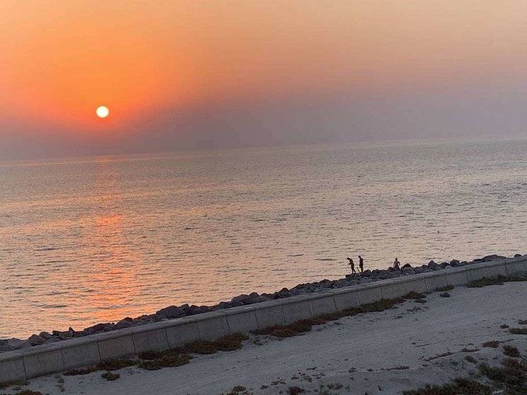 Atardecer de verano en la costa de Emiratos Árabes Unidos. (EL CORREO)