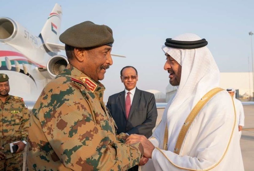 el príncipe heredero de Abu Dhabi recibe al teniente general Abdel Fattah Burhan en el aeropuerto presidencial de la capital de EAU.