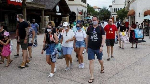 En la imagen de Reuters, visitantes al parque de Disney en Orlando.