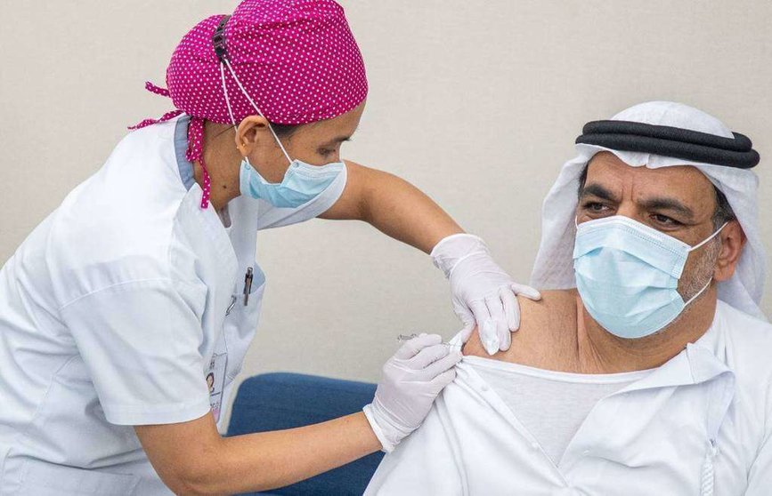 Voluntario recibe una dosis de la vacuna contra Covid 19 que desarrolla Emiratos Árabes. (@yaseralneyadi)