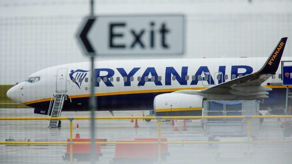 En la imagen de Bloomberg, el avión de Ryanair tras aterrizar en el aeropuerto de Oslo.