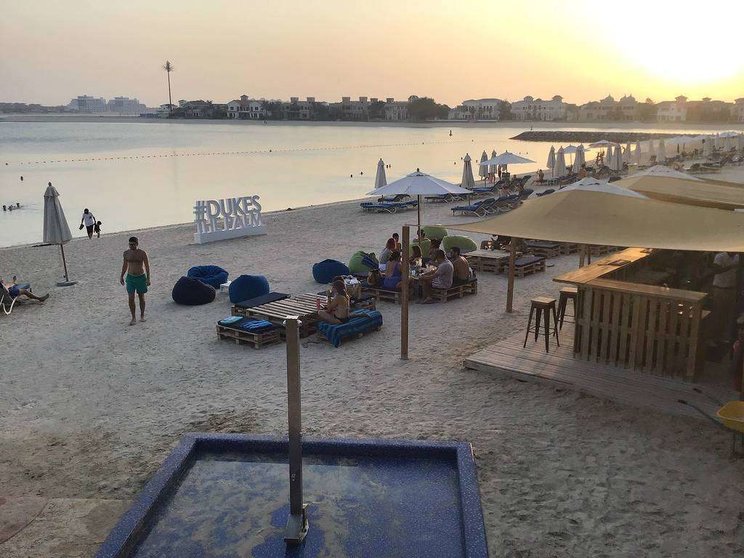 Turistas en una playa de La Palmera en Dubai tomada con anterioridad a la pandemia del coronavirus. (EL CORREO)