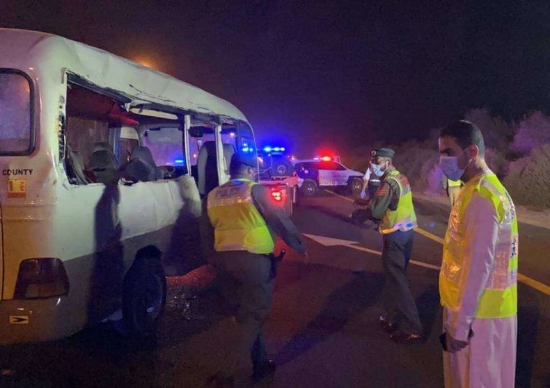 Estado en el que quedó el autobús tras sufrir el accidente. (@DubaiPoliceHQ)