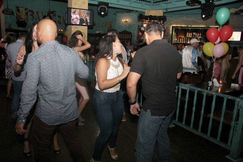 De momento bailar ritmos latinos en los bares de Dubai no es posible. (EL CORREO)