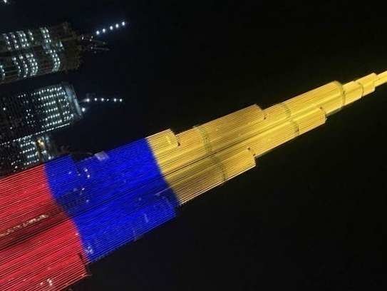 El Burj Khalifa en Dubai, iluminado con los colores de Colombia en la noche del 20 de julio de 2020. (EL CORREO)