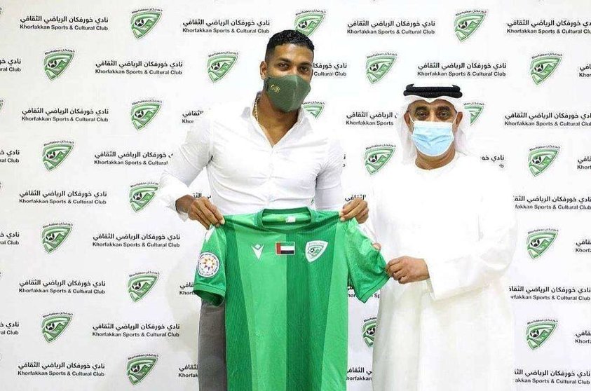 Orlando Berrío muestra la camiseta del Khor Fakkan junto a un directivo del club. (@oberrio28)