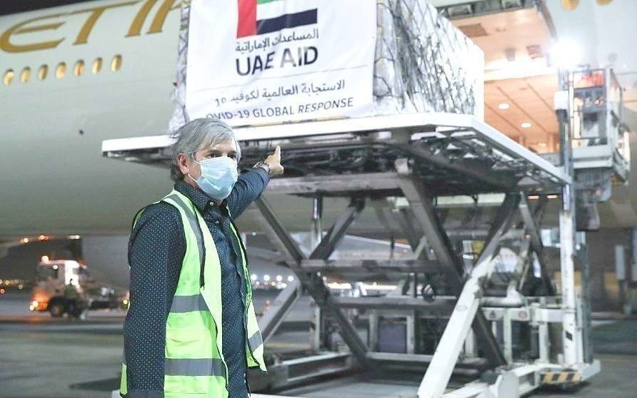 El embajador de Colombia en Emiratos Árabes, Jaime Amín, durante el proceso de carga de la ayuda médica en el aeropuerto de Abu Dhabi. (WAM)