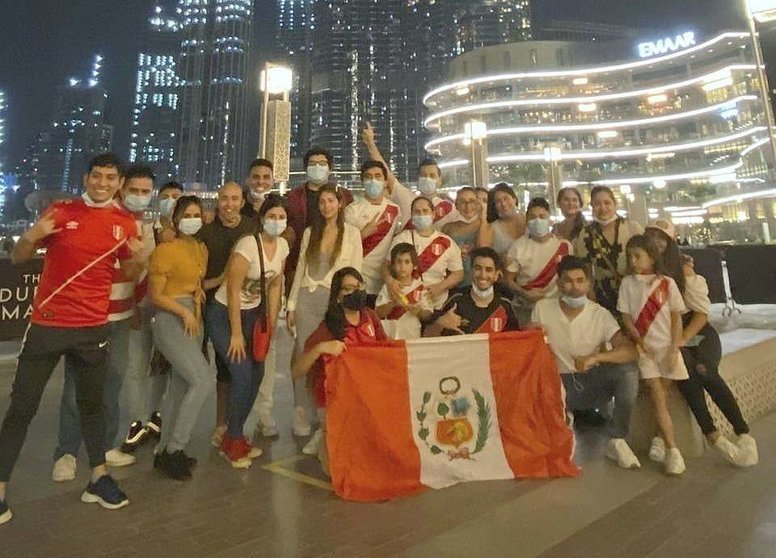 Peruanos celebran ante el Burj Khalifa en Dubai sus fiestas patrias 2020. (EL CORREO)