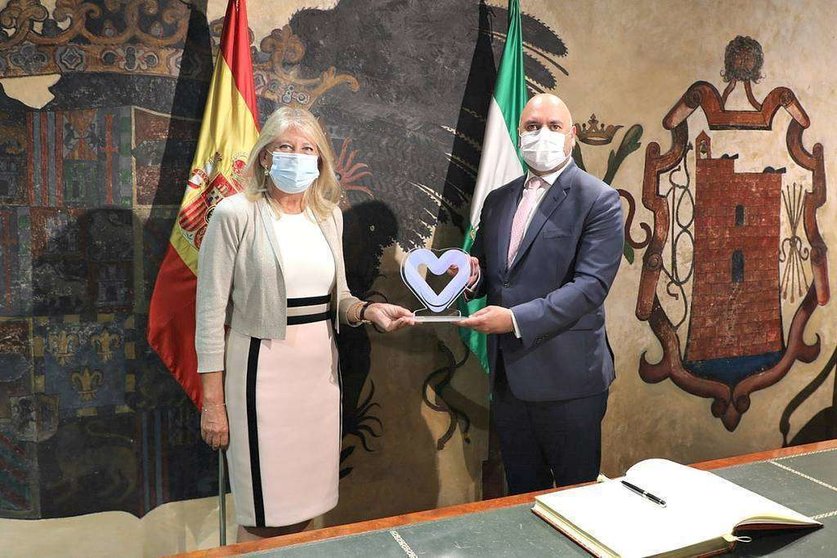 La alcaldesa de Marbella entrega un símbolo al embajador de Emiratos Árabes en reconocimiento de la ayuda prestada por el país a la ciudad para frenar el coronavirus. (marbella.es)