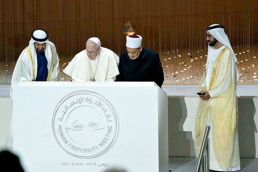 El Papa y el Gran Imán firman el documento de la 'Fraternidad Humana' en presencia del vicepresidente de Emiratos Árabes y del príncipe heredero de Abu Dhabi. (Ministerio de Asuntos Presidenciales)